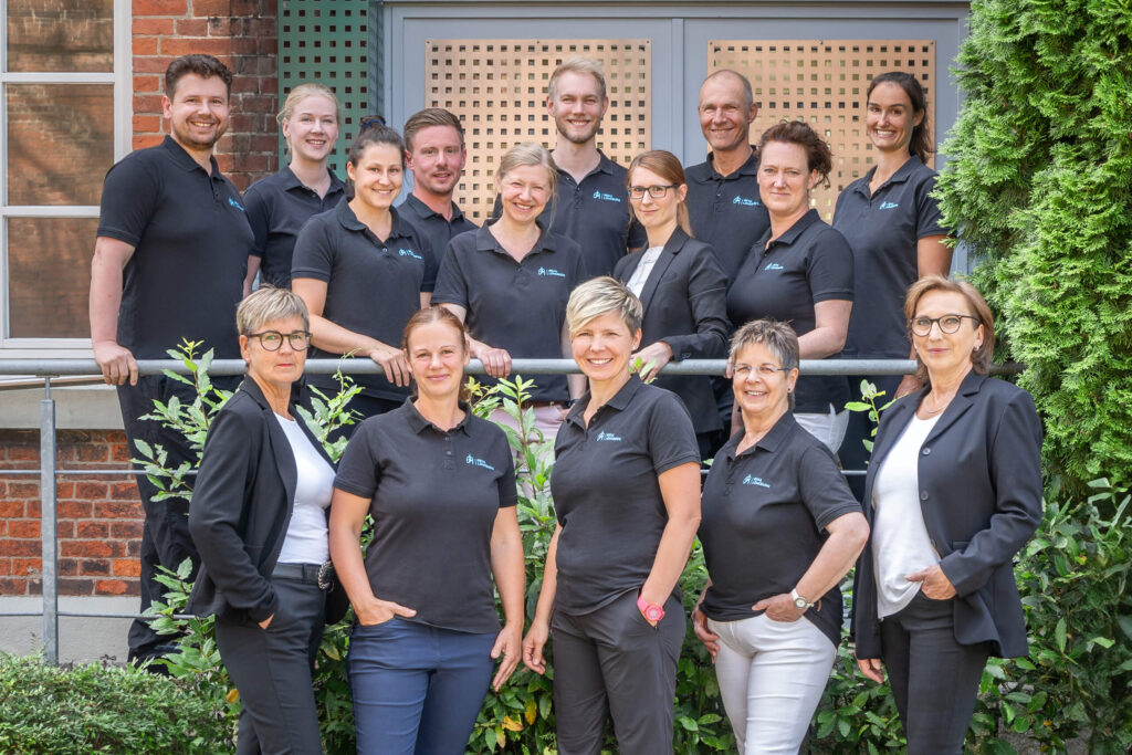 Teamfoto der Reha Lüneburg vor dem Gebäude